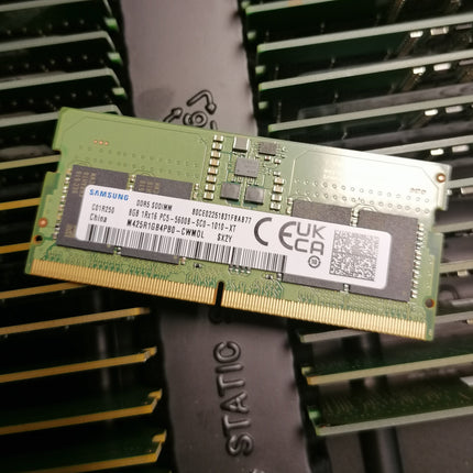 Samsung RAM module on a background of computer memory sticks
samsung_ddr5_sodim_8gb_5600