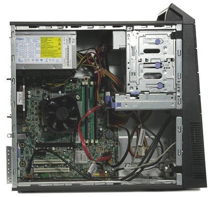 Поглед от вътре на Компютър втора употреба Lenovo ThinkCentre M83 Tower с процесор  G3220, 4GB RAM, 500GB HDD. На бял фон с лого basic systems www.basic-bg.com. Виждат се четири слота за оперативна памет, дънна платка, компютърно захранване за компютър втора ръка, сата портове за твърди дискове, двд, твърд диск и слот за видео карта.