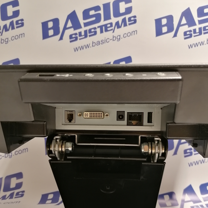 15" Монитор втора употреба Тъчскрийн Wincor Nixdorf BA83 е сниман от долна страна на фона на лого basic systems и www.basic-bg.com. Монитора и стойката са черни и отдолу се виждат захранващ порт, DVI порт, USB порт и интерфейсен порт. Показано е възможността на стойката да се сгъва и монитора да застава с дисплея нагоре.