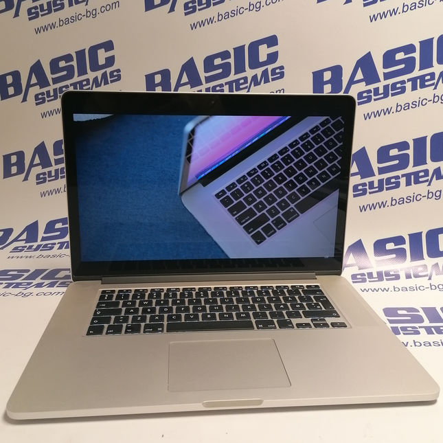 Поглед отпред на Лаптоп втора употреба Apple MacBook Pro 15-Inch A 1398 - CPU I7-4870HQ - 2.50Ghz, 16GB RAM, 128GB SSD, GPU-AMD Radeon 2GB. На бял фон с лого basic systems www.basic-bg.com. Виждат се 15 инчов дисплей и клавиатура втора ръка.