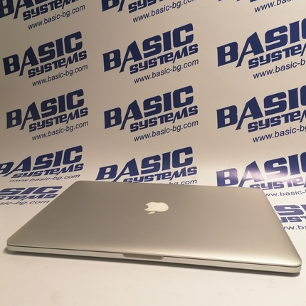 Поглед от горе на Лаптоп втора употреба Apple MacBook Pro 15-Inch A 1398 - CPU I7-4870HQ - 2.50Ghz, 16GB RAM, 128GB SSD, GPU-AMD Radeon 2GB в затворено положение на дисплея.На бял фон с лого basic systems www.basic-bg.com. Виждат се логото на APPLE  ябълката на сребрист алуминиев корпус на дисплея на лаптопа втора ръка.