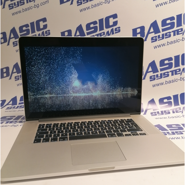 Поглед отпред на Лаптоп втора употреба Apple MacBook Pro 15-Inch A 1398 - CPU I7-4870HQ - 2.50Ghz, 16GB RAM, 128GB SSD, GPU-AMD Radeon 2GB. На бял фон с лого basic systems www.basic-bg.com. Виждат се 15 инчов дисплей и клавиатура втора ръка.
