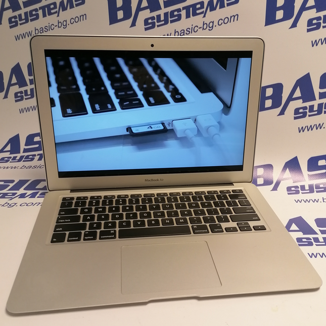 Поглед отпред на Лаптоп втора употреба MacBook Air A1466 - CPU I7 5650U - 2,20Ghz, 8GB RAM, 128 GB SSD, HD Graphics 6000, (1440x900). На бял фон с лого basic systems www.basic-bg.com. Виждат се 13,3 инчов дисплей с камера и клавиатура втора ръка.