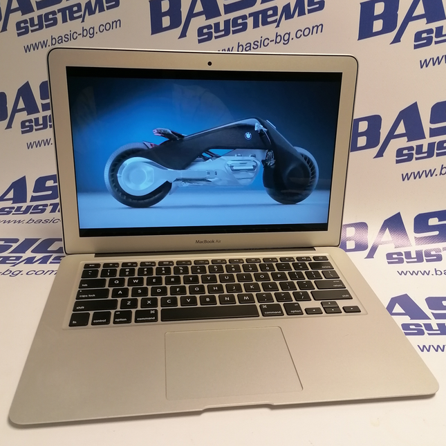 Поглед отпред на Лаптоп втора употреба MacBook Air A1466 - CPU I7 5650U - 2,20Ghz, 8GB RAM, 128 GB SSD, HD Graphics 6000, (1440x900). На бял фон с лого basic systems www.basic-bg.com. Виждат се 13,3 инчов дисплей с камера и клавиатура втора ръка.