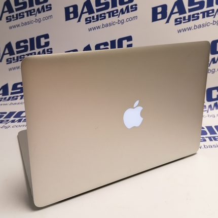 Поглед от задна страна на Лаптоп втора употреба Apple MacBook Air A1466 - CPU I7 5650U - 2,20Ghz, 8GB RAM, 128 GB SSD, HD Graphics 6000, (1440x900). На бял фон с лого basic systems www.basic-bg.com. Виждат логото на APPLE  ябълката на сребрист алуминиев корпус на дисплея на лаптопа втора ръка.