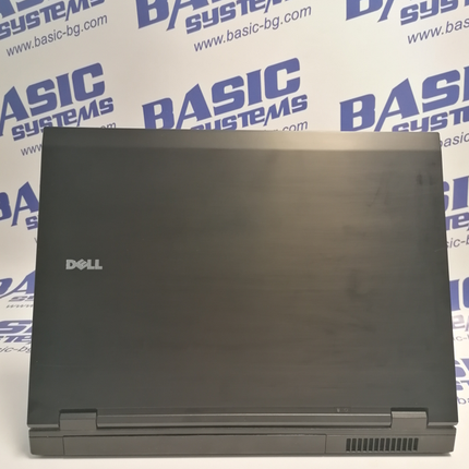 Поглед от задна страна на Лаптоп втора употреба DELL Latitude E5400. На бял фон с лого basic systems и www.basic-bg.com. Виждат се логото DELL на черен корпус на дисплея, отвори за охлаждане на процесора.