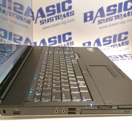 Лаптоп втора употреба DELL Precision M6400 - CPU P8400 – 2.26 GHz, 4GB RAM, 80GB, Quadro FX 2700M (1920x1200). Поглед отляво в близък план при отворен дисплей.  Виждат се USB портове, аудио портове, двд, 1394 порт и микро сд кард слот.