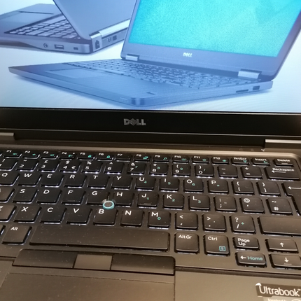 Снимка на Лаптоп втора употреба DELL Latitude E7450 - CPU i5-5300U, 8GB RAM, 128 GB SSD отпред отгоре в близък план в отворено положение на дисплея. Вижда се част от 14 инчов тъчскрийн дисплей, клавиатура, тъчпад.